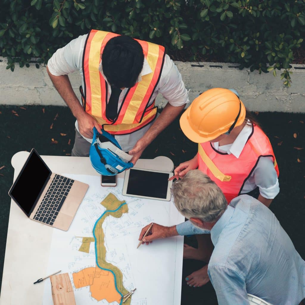 Ingenieros revisando proyectos